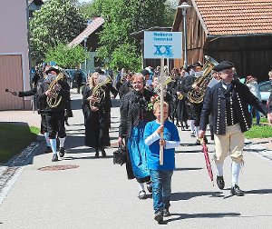 Angeführt wird der historische Festumzug vom Simmersfelder Musikverein. Foto: Gemeindeverwaltung