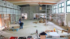 Von der Bühne hat man einen guten Überblick über die Arbeiten in der Sulzer Gemeindehalle – die Sanierung ist in vollem Gange. Foto: Geisel