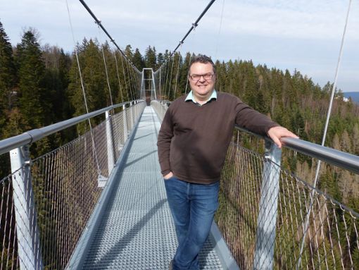 Wild Line-Projektleiter Roland Haag ist  bislang sehr zufrieden mit den Gästezahlen auf der Hängebrücke. Foto: Jänsch