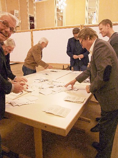 Martin Knirsch (links), Sprecher der Bürgerinitiative Sag Ja zum Landkreis Karlsruhe, beim Auszählen der Stimmzettel des Bürgerentscheids. Foto: Kugel