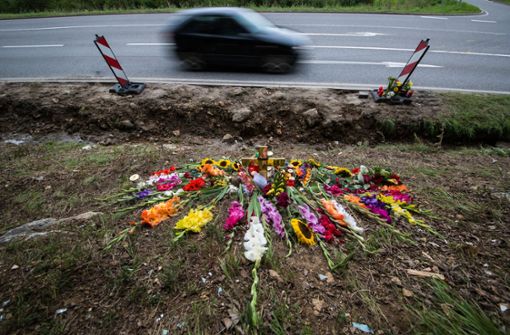 Blumen und Kerzen liegen als Zeichen der Trauer an der Landstraße 361 zwischen Nagold und Mötzingen. Am 11. August war dort ein Müllwagen auf ein Auto gekippt. Fünf Menschen starben. Foto: dpa
