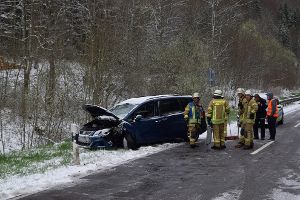 Bei einem Unfall zwischen Meßstetten und Lautlingen sind zwei Autofahrer verletzt worden. Foto: Jannik Nölke