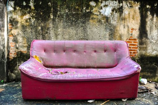 Mitten auf der Straße stand zwischen Rotenzimmern und Böhringen ein Sofa. (Symbolfoto) Foto: Somjade Srimahachota/ Shutterstock