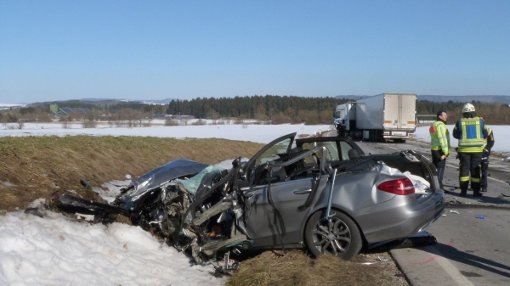 Bei einem Unfall am Donnerstagnachmittag auf der B 31 bei Hüfingen ist ein 42-jähriger Autofahrer schwer verletzt worden. Foto: Limberger-Andris