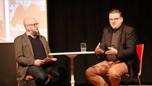 GEW-Kreischef Matthias Biegert (links) im Gespräch mit Autor Michael Paul Foto: Haberer