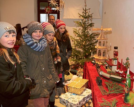 Was früher unter dem Christbaum lag, zeigte die Weihnachtsausstellung beim Schietinger Weihnachtsmarkt. Foto: Priestersbach Foto: Schwarzwälder Bote
