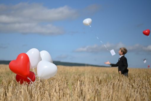 Ein beliebter Brauch auf Hochzeiten: Luftballons mit Großbotschaften und Wünschen für das Brautpaar. (Symbolfoto) Foto: dpa