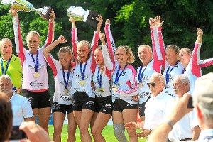 Grenzenlose Freude  beim  TSV Dennach: Die Spielerinnen dürfen sich nun Europapokalsieger nennen. Foto: Kraushaar