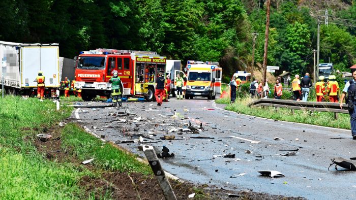 Schwerer Unfall mit mehreren Lastwagen zwischen Schramberg und Schiltach