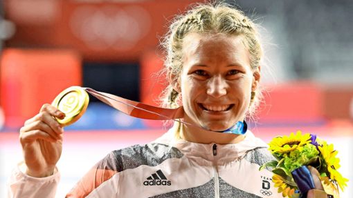 2. August 2021 bei den Olympischen Spielen in Tokio: Aline Rotter-Focken strahlt über ihre Goldmedaille. Nach ihrem Karriereende ist die 32-Jährige in vielen Bereichen des Ringersports arbeitstechnisch unterwegs. Foto: Jan Woitas/dpa