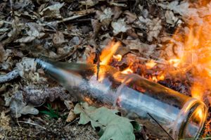 Weggeworfene Flaschen können einen Waldbrand auslösen. Foto: Kreisfeuerwehrverband Calw/Udo Zink