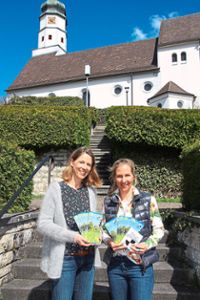 Zeigen die neu aufgelegte Broschüre: Kerstin Nädele-Hahn (links) und Silke Schwenk.   Foto: Ferienland Foto: Schwarzwälder Bote