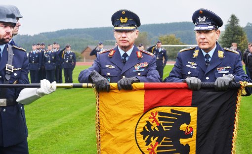 Fahne eingerollt: Generalmajor Robert Löwenstein (links) löste den Einsatzführungsbereich auf und entband Kommandeur Engelmann von seiner Aufgabe. Foto: Holbein