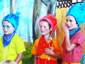 Die Zweitklässler der Grundschule Eschachtal heißen die Schulanfänger als Kobolde willkommen. Foto: Grundschule Foto: Schwarzwälder Bote