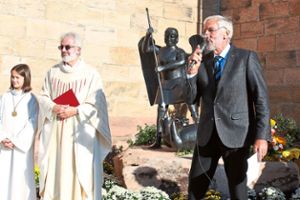 Pfarrer Helmut Steidel (links) und Pfarrgemeinderat Eckhard Schmieder weihten die Statue ein. Foto: Störr Foto: Schwarzwälder Bote