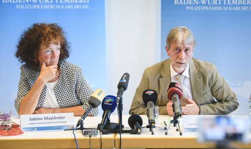 Sabine Mayländer und Uwe Carl informieren bei einer Pressekonferenz über den neuesten Stand. Foto: dpa