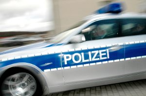Ein 23-Jähriger liefert sich mit der Polizei eine wilde Verfolgungsjagd durch Göppingen. Letzten Endes rammt der Raser den Streifenwagen und wird festgenommen - weitere Meldungen der Polizei aus der Region Stuttgart.  Foto: AP