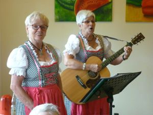Das Egelsee Duo unterhielt die Bewohner des Ameos-Pflegeheims mit volkstümlicher Musik.  Foto: Eppler Foto: Schwarzwälder Bote