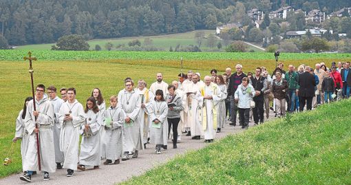 Feierliche Prozession von der Wallfahrtskirche Heiligenbronn zum Omnibushalle Schweizer. Fotos: Maier Foto: Schwarzwälder Bote