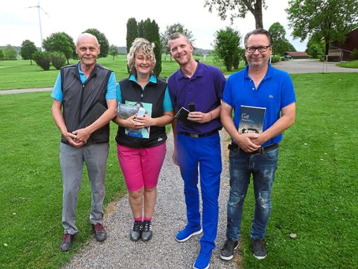 Gleich mehrere Golfer verbesserten ihr Handicap (von links): Hartmut Dettmann, Natalie Nezlaw, Patrik Steimer und Joachim Moosmann. Foto: Holl Foto: Schwarzwälder Bote