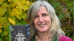Annette Maria Rieger präsentiert ihr neues Buch „Der Walder vom Schwarzwald“. Foto: Walter Maier