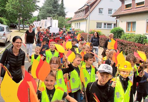 Gelbwestenproteste in Dauchingen? Nein, zum Glück nur Kinder, die mit selbst gebastelten Instrumenten ordentlich Krach machten. Fotos: Preuß Foto: Schwarzwälder Bote