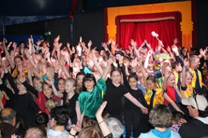 Die jungen Zirkuskünstler von der Schalksburgschule genießen den verdienten Applaus. Foto: Göttling-Lebherz Foto: Schwarzwälder Bote