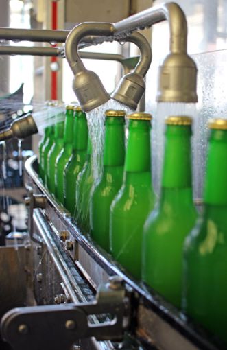 Bierdusche: Bierflaschen werden nach der Abfüllung kontrolliert. Foto: Föll/BWB
