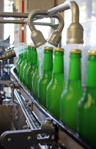 Bierdusche: Bierflaschen werden nach der Abfüllung kontrolliert. Foto: Föll/BWB