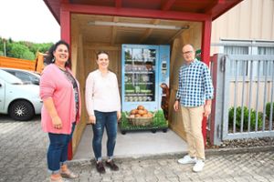 Ortsvorsteherin Silke Lorke (links) und Matthias Gauss (Goma-Schuh) haben das Vorhaben von Christine Klausmann, einen Wurst- und Eierautomaten aufzustellen, unterstützt.  Foto: Eich