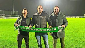 Der stellvertretende Vorsitzende, Kai Melder (links) und der Vorsitzende des SV Grafenhausen, Yannick Schaub (rechts), präsentieren den neuen Trainer des SV Grafenhausen,   Sebastian Metzger. Foto: Verein