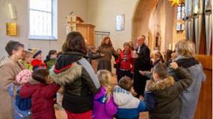 Zum Abschied gab es von der Kinderkirche eine Überraschung für Familie Götschke. Foto: Kirchengemeinde