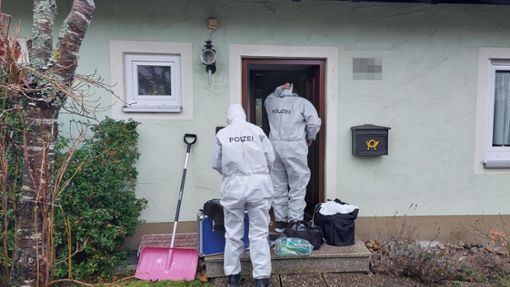 Die Spurensicherung ist am Tatort. Im Garten dieses Hauses in der Tannstraße wurde die Leiche gefunden. Foto: Günther (Archiv)