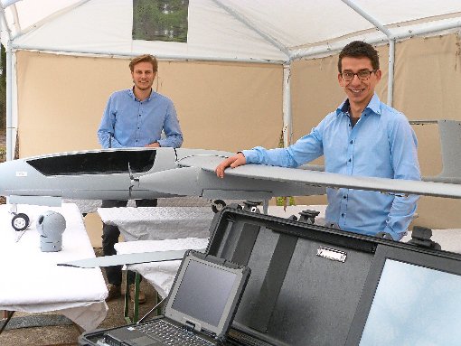 Die Maschinenbaustudenten Daniel Wichmann (links) und Manuel Nägele präsentieren ihre Drohne. Später soll sie mit einem Range Extender ausgestattet werden und lange Flugstrecken zurücklegen können. Foto: Begemann