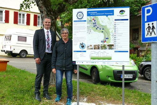 Bürgermeister Markus Huber (links) und Bezirksvorsteherin Linda Würz stellen die Mühlenwelt vor. Foto: Stöhr Foto: Schwarzwälder Bote