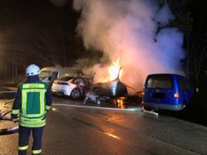 In Epfendorf brannten am frühen Dienstagmorgen mehrere Autos und ein Wohnwagen. Foto: Feuerwehr