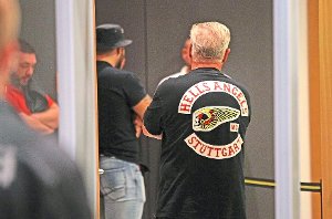 Der Präsident der Stuttgarter Hells Angels, Lutz Schelhorn, durfte nicht in den Gerichtssaal, weil er ein T-Shirt mit dem Symbol des Stuttgarter Motorradklubs trug. Foto: Roeger