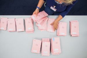 Immer mehr Wähler geben Erst- und Zweitstimme per Brief ab.  Foto: Vennenbernd