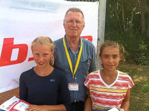 U14-Siegerin Kira Mayer, Oberschiedsrichter Charly Kommer und Johanna Lutz (TC Urbach)  Foto: TCH Foto: Schwarzwälder-Bote