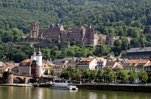 Sperrstunde verlängert: Im Kerngebiet der Altstadt von Heidelberg werden die Bürgersteige künftig später hochgeklappt. Foto: dpa