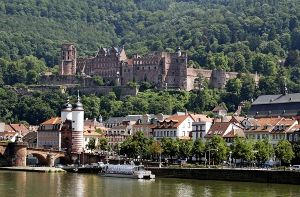 Sperrstunde verlängert: Im Kerngebiet der Altstadt von Heidelberg werden die Bürgersteige künftig später hochgeklappt. Foto: dpa