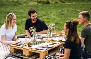 Bei leckerem Essen aus dem Picknickkorb in lustiger Runde zusammensitzen – das ist die Idee hinter der Veranstaltungsreihe Picknicksommer. Foto: Hochschwarzwald Tourismus GmbH_Andre Ivancic
