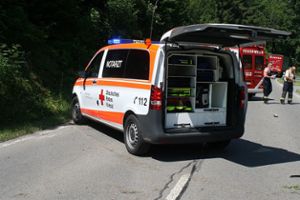 Bei einem Unfall zwischen Donaueschingen und Wolterdingen ist am Donnerstagmorgen ein Autofahrer schwer verletzt worden.  Foto: Bartler-Team