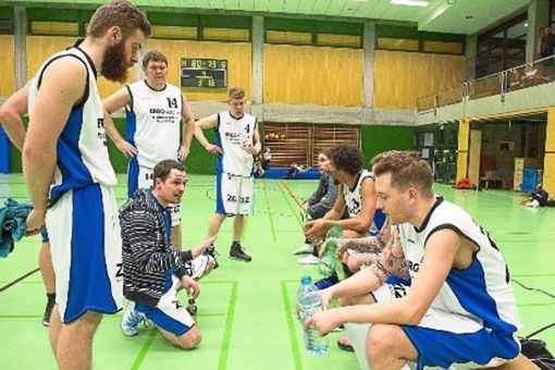 Gero Neher (kniend) und die Basketballer des TSV Rottweil haben die Chance, Meister der Bezirksliga West werden, und in die Landesliga aufsteigen. Foto: Bernd Müller