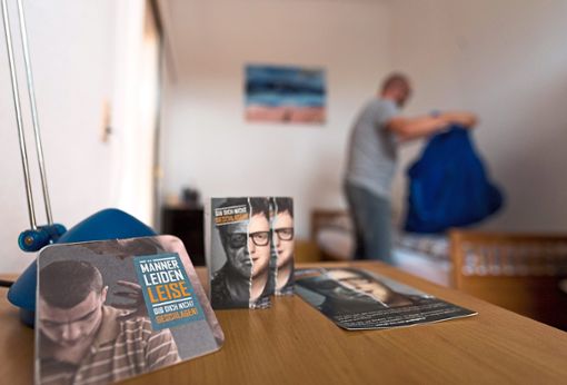 Informationsmaterial für männliche Opfer häuslicher Gewalt liegt auf einem Schreibtisch in einer Schutzwohnung. Foto: Skolimowska
