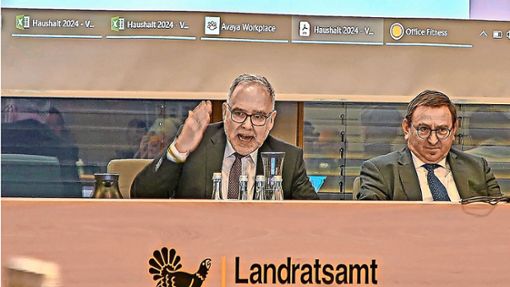 Landrat Klaus Michael Rückert (links) und Kämmerer Ulrich Bischoff im Kreistag Foto: Jürgen Lück