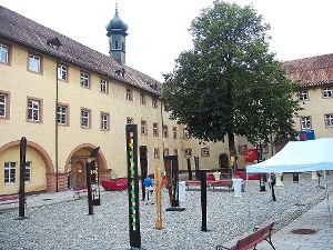 Alles aus Holz: 20 Skulpturen vom Künstler Julius Nagel können von Besuchern bis Anfang Oktober im sogenannten Stelen Park neben der alten Linde im Schlosshof betrachtet werden. Die Vernissage fand am Mittwochabend statt.   Foto: Jehle