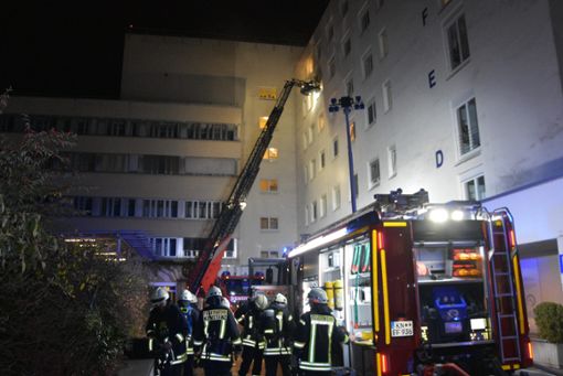 Die Feuerwehr löscht einen Brand im Klinikum. Foto: Christopher Kutschker/Feuerwehr Konstanz/dpa