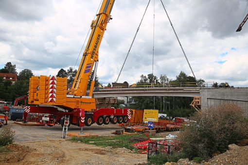 Ein Schwerlastkran hat auf der Baustelle bei Nordstetten Brückenteile eingepasst. Damit nimmt der erste Bauabschnitt der Hochbrücken-Baustelle Formen an. Foto: Tischbein