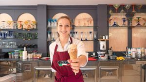 Mitarbeiterin Francesca des Eiscafés Raben in der Oberen Straße  freut sich über die vielen Besucher im Sommer. Foto: Sahin Foto: Schwarzwälder Bote